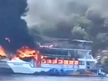 Пожар на развлекателно корабче в Турция, 115 пътници, сред които и деца, скочиха в морето
