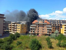 Два автомобила горят в Поморие, кълбо черен дим се изви над града