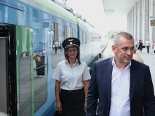 Министърът на транспорта даде началото на новите влакове в БДЖ