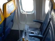 Прозорецът на самолет на Ryanair, от който пътник беше частично засмукан, е бил счупен от отломки от двигателя