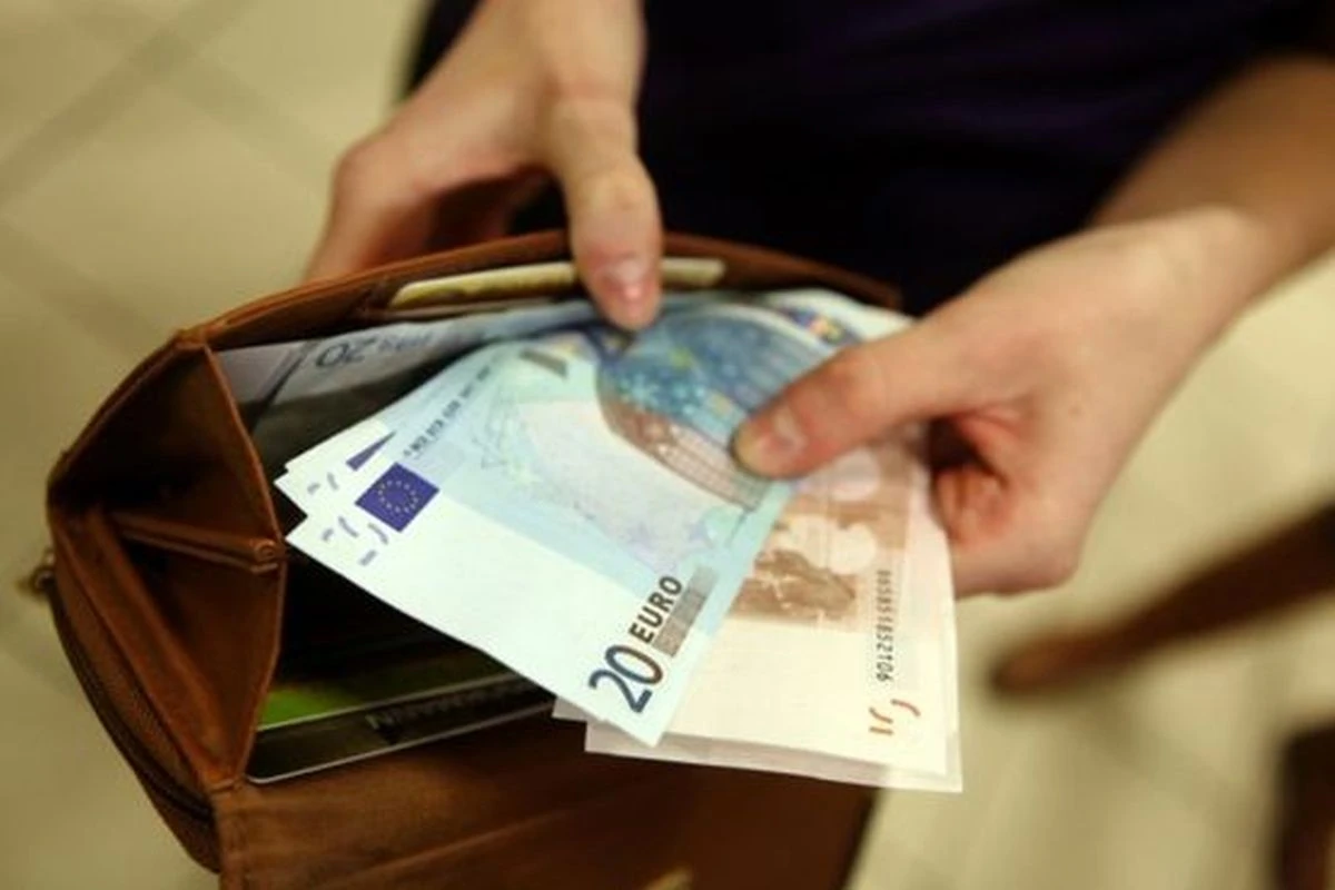 Очаквания: Минималната заплата през 2027 г. да бъде между 670 и 680 евро