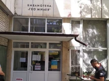 "Така ли възпитаваме децата си": Мъже пият от сутринта и викат под прозорците на библиотеката в Монтана