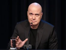 Слави Трифонов към Радев: Заради Вас нощем сънувам разбити и изчезнали олигарси