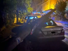 Електрически стълб падна върху автомобил в София