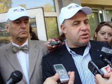 Министър Найденов и Иван Тотев раздадоха храни на социално слаби