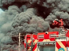 Пожар край до рафинерията на "Лукойл" в Плоещ: Гори склад от 1000 кв. м.