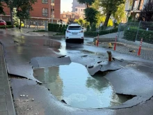Голяма ВиК авария във Варна: Наводнени улици и кратер след аварирал магистрален водопровод в кв. "Бриз"