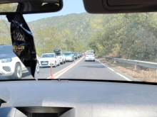 В условия на опасни горещини: Адско задръстване на Кресна и в двете посоки 