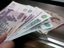 Руснаците масово теглят пари в брой от банките