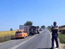 Обърнат бус блокира движението между Орешак и Осеново