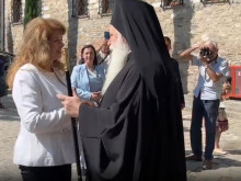 Президентът Илияна Йотова сред зографи и духовници в Бачковския м...