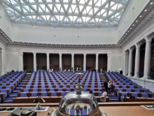 Ваканцията на депутатите приключва извънредно заради спешен закон