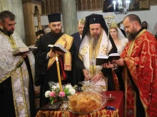 Неврокопският митрополит Серафим венча Ивайло и Снежина в 180-годишен храм в симитлийско село