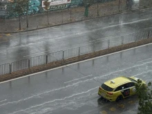 Не излизайте навън: Град удари София! Бурята става все по-силна