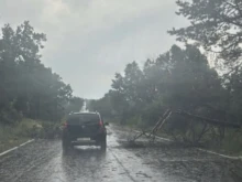 Заради силната буря: Затвориха пътя Пещера - Батак