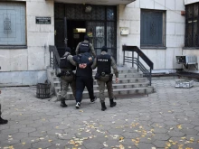 Арестуваха 39-годишен великотърновец, заплашил и ограбил мъж от града