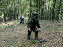 Личен състав и военна техника от ВС прочистват района извън завод "ЕМКО" от невзривени боеприпаси и отломки след възникналия инцидент
