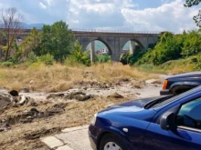 Все още издирват мъжа, отнесен от водите на Стара река в Пещера