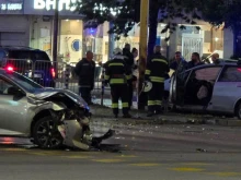 Тежка катастрофа в центъра на София, автомобилите са смачкани, има и линейка