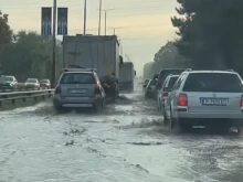 Участък от бул. "България" в Русе се наводни