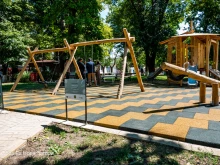 Нова детска площадка вече радва децата в централната пешеходна зона на Нова Загора