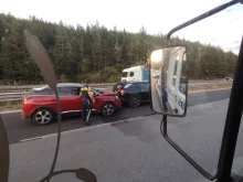 Катастрофа между два автомобила затрудни движението на АМ "Хемус"