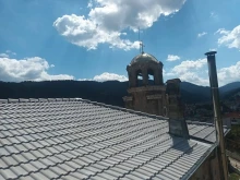 С дарения обновиха покрива на прицърковната сграда към храм "Св. Атанасий" в Чепеларе, събират още средства
