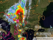 Силни валежи и гръмотевици тази нощ! Жълт код за 7 области утре