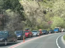 Засилен трафик в Кресненското дефиле, няма затруднение заради скална маса