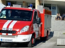 Пожар избухна в стопански двор в Старозагорско - горят бали, огнеборци се борят със стихията