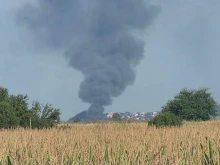 Пожар унищожи склад и два товарни автомобила в Свищов, полицията разследва причините