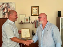 Син дари 10 000 евро на болницата в Кюстендил, спасила майка му