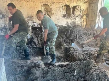 Дни наред военнослужещите от Сухопътните войски се борят с щетите от навднението в Струмяни