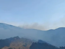 Все още продължава борбата с огнената стихия над село Антон