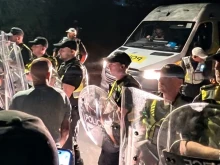 Протестиращи и полиция се сблъскаха в Портсмут след пристигането на 140 мигранти