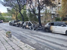 Запалиха десет автомобила в два столични квартала