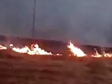 Голям пожар горя снощи в Еленския балкан, пламъците бяха на метри от къщите в две села