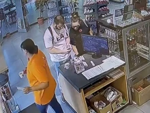 Мъж и жена откраднаха електронни цигари от бензиностанция в Русе