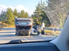 Обърнат автомобил затруднява движението по пътя Поповяне - Самоков