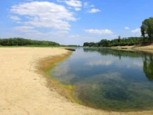 Дунав продължава да пресъхва, фериботните връзки остават спрени