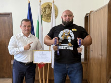 Кметът на Русе награди двукратния бронзов медалист от Световните номадски игри Хюсеин Хюсеин