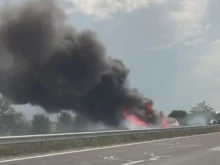 Горящ автомобил блокира участък от АМ "Хемус" към Варна
