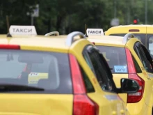 За 20 минути крадци обраха оборота на три таксита в Симитли