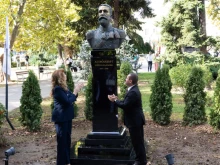 Йотова откри бюст-паметник на Александър Батенберг в Русе