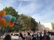 17 300 ученици влязоха в класните стаи под липите