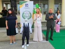Хуманоидния робот Робърт откри учебната година в иновативното ОУ "Двайсти април" в Панагюрище
