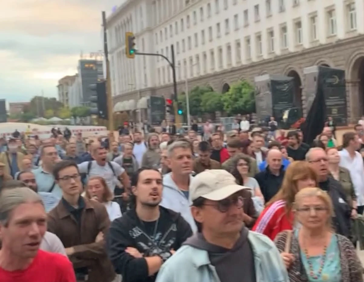 Триъгълникът на властта отново кипна: Протестиращи искат оставката на кабинета "Радев"
