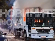 Камион за боклук се запали на улица в София