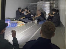 Задържаха 12 мигранти, укрити в камион, минаващ през граничен преход "Видин"