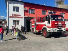 Вълнуващи срещи между деца и пожарникари в Кюстендилско